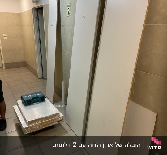 לוחות עץ וכלי עבודה במסדרון